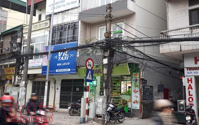 Ngổn ngang cáp viễn thông tại phố Đội Cấn ảnh 3